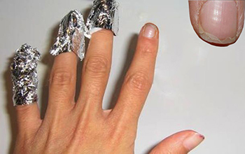 come-togliere-lo-smalto-con-la-carta-di-alluminio_d77edf83fe526e11b614ad63b8e49578